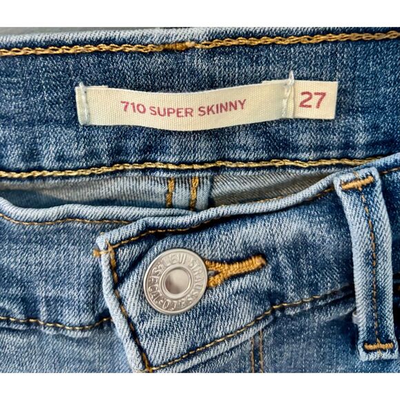 Levi’s 710 Super Skinny Jeans Women’s Size 27 Light Wash Distressed Denim Pants - Picture 3 of 3